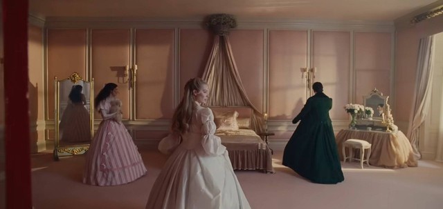 Tuy nhiên, không ít ý kiến cho rằng trang phục của Catherine lộng lẫy và xa hoa, cố ý không bám sát yếu tố lịch sử nhằm đẩy câu chuyện vượt khỏi mọi giới hạn thời gian, tạo cảm giác vừa cổ điển vừa hiện đại.