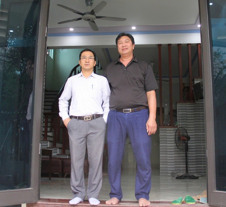 Anh Ngô Văn Ca chụp cùng ông Trương Mạnh Hùng, Bí thư Chi bộ, Tổ trưởng Tổ dân phố Đình Tràng. (Ảnh: Nhật Thùy)