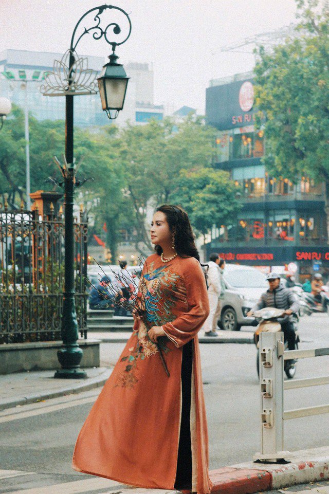 Không sở hữu chiều cao lý tưởng cũng không sở hữu số đo 3 vòng chuẩn như người mẫu nhưng NSND Thanh Lam mỗi lần "lên đồ" đều khiến khán giả dành lời khen.