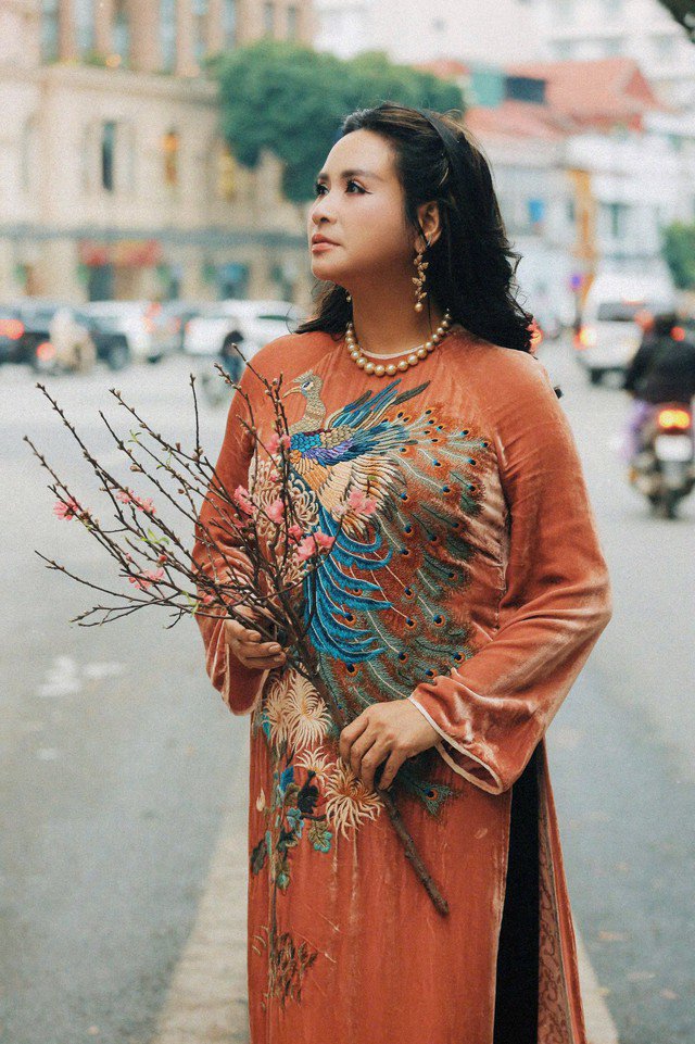 Mới đây, trong không khí của mùa xuân, diva nhạc Việt diện áo dài nhung với họa tiết thêu tay tỉ mỉ.