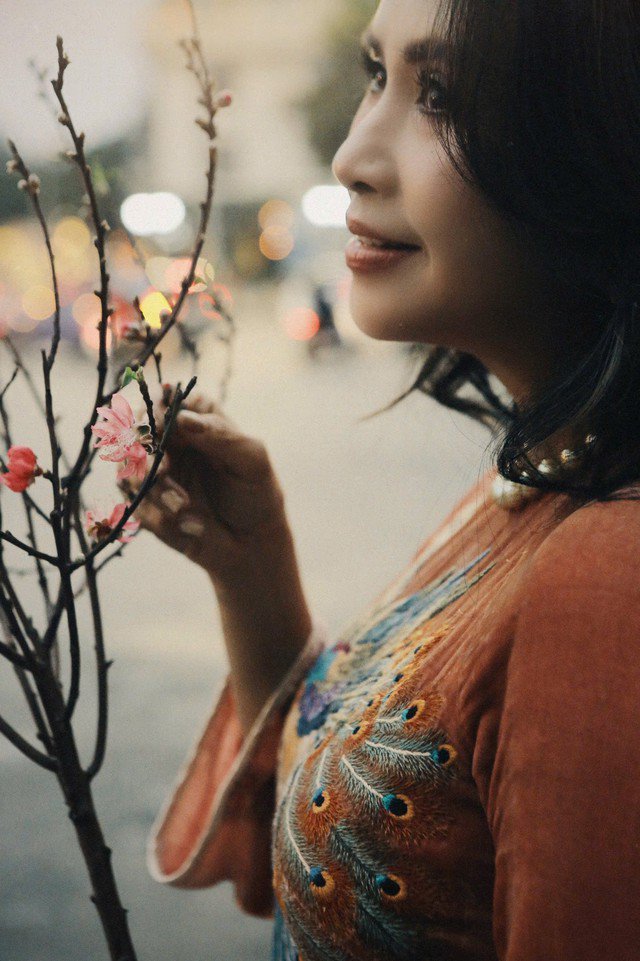 Tuổi ngoài 50, NSND Thanh Lam có tất cả, chị nhận định đây là giai đoạn chín muồi của cuộc đời. Và đó cũng là điều khiến nhan sắc lẫn cuộc sống chị ngày càng tươi đẹp hơn.