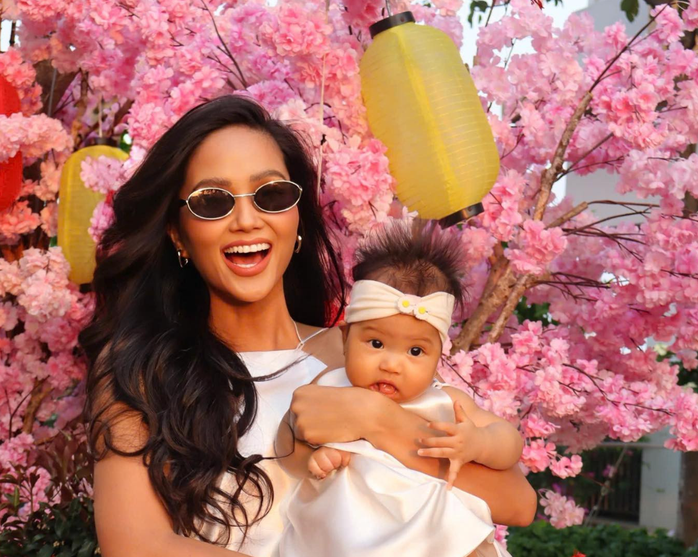 H'hen Niê khẳng định không cần phải ép cân sau sinh