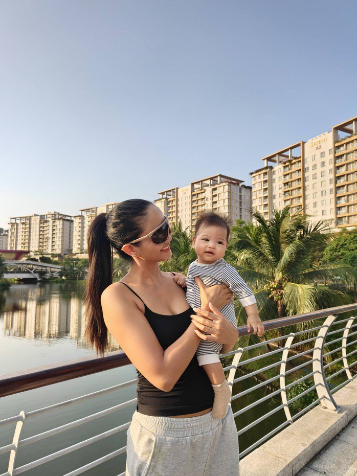 Mẹ con hoa hậu H'hen Niê