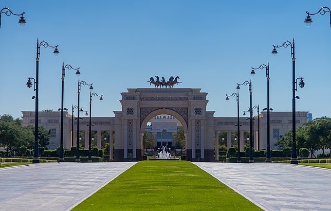 Bên ngoài cung điện Zabeel ở Dubai. Ảnh: Serdanik