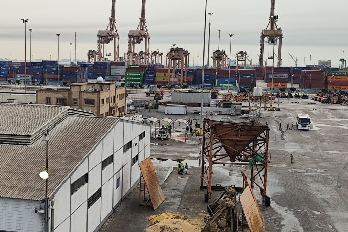  Hoạt động xuất, nhập hàng ở cảng Damman, Saudi Arabia (nằm trong vịnh Ba Tư) vẫn diễn ra bình thường, sáng 4/3. Ảnh:  Xuân Hoa 