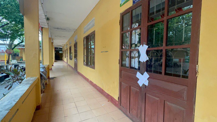 Niêm phong các phòng học.