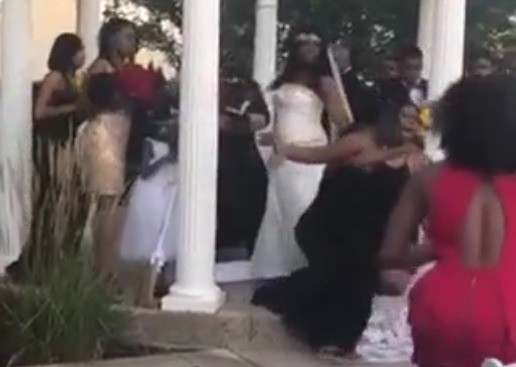 Chú rể và cô dâu đang làm thủ tục trên lễ đường. Phía dưới bạn gái cũ của chú rể liên tục hét lớn.