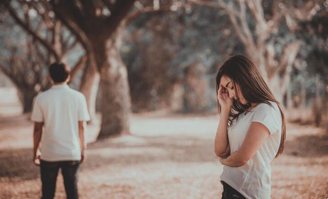 Sau chia tay, không phải ai cũng chấp nhận thực tế. Có những người yêu cũ không thể buông bỏ, liên tục tìm cách liên lạc, níu kéo. Ảnh minh họa