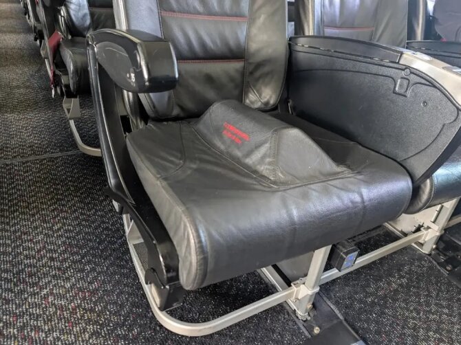 Chiếc ghế lạ gây tranh cãi trên máy bay Boeing. Ảnh: Nypost
