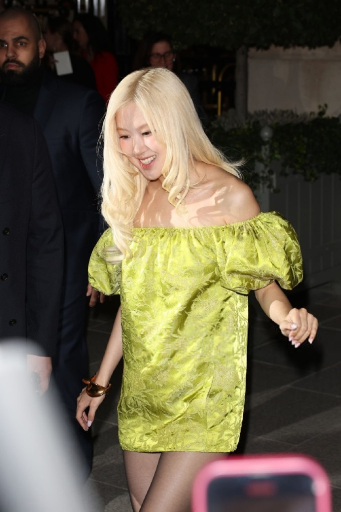 Mặc dù vội vã rời đi sau sự kiện, cô vẫn chạy đến ký tặng cho người hâm mộ bên đường.