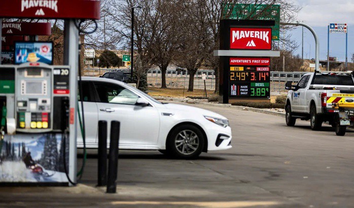 Người dân đổ xăng tại trạm Maverik ở Evans, bang Colorado - Mỹ giữa lúc giá nhiên liệu biến động mạnh ngày 3-3. Ảnh: Greeley Tribune