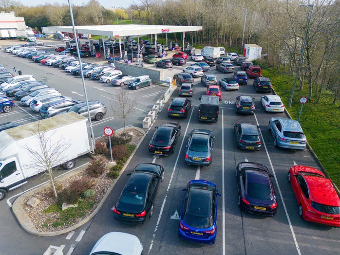 Tại thị trấn Bushey, hạt Hertfordshire - Anh, các tài xế cho biết họ phải chờ đến một giờ để đổ đầy bình xăng. Ảnh: The Sun/ w8media