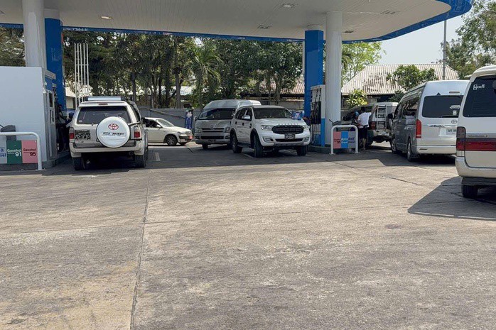 Ô tô xếp hàng dài đợi đổ xăng ở Thái Lan. Ảnh: Bangkok Post.