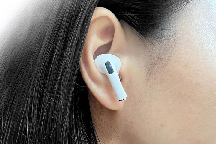 Đeo tai nghe 1 - 3 giờ mỗi ngày, người trẻ đối mặt nguy cơ điếc sớm (Ảnh minh họa).