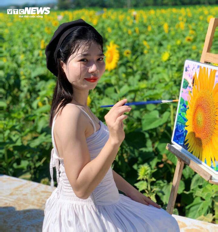 Cánh đồng hoa được bố trí nhiều tiểu cảnh độc đáo để du khách chụp hình. Ngoài ra, nơi đây còn có bãi giữ xe miễn phí, các hàng quán giải khát, nhà vệ sinh và dịch vụ cho thuê quần áo, đáp ứng đầy đủ nhu cầu của khách tham quan.