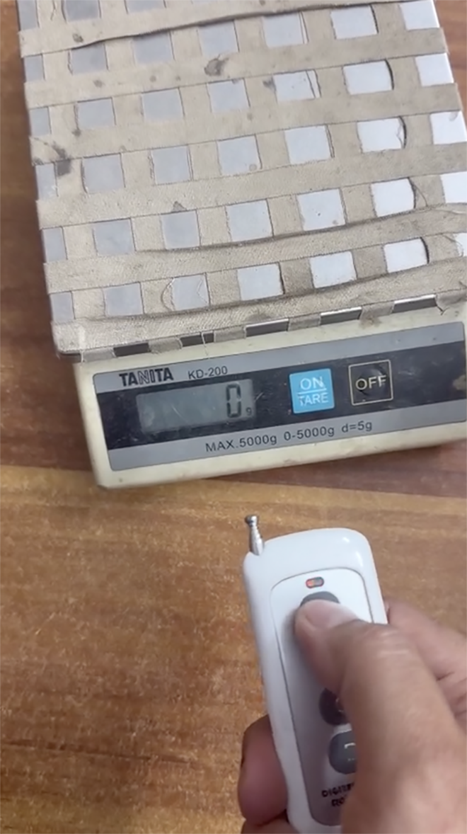 Cân điện tử có gắn thiết bị điều khiển từ xa dùng để "bịp" tại sới gà. Ảnh: CA