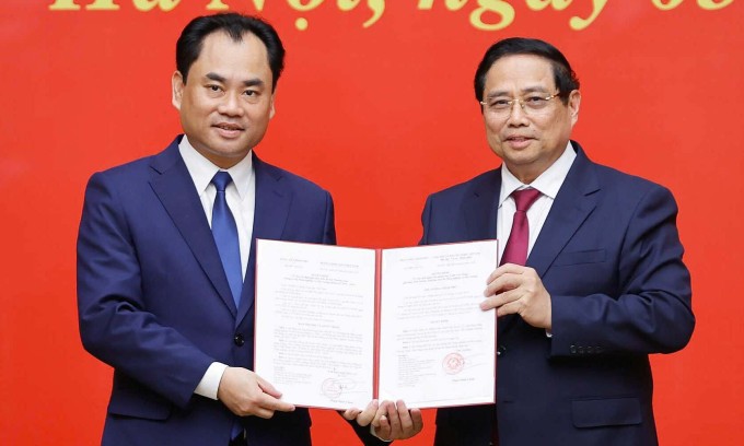 Thủ tướng Phạm Minh Chính (phải) trao quyết định bổ nhiệm cho ông Trịnh Việt Hùng. Ảnh: Nhật Bắc