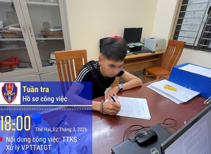 Hai người đàn ông đầu trần, đi xe máy lạng lách, đánh võng trên quốc lộ - 3