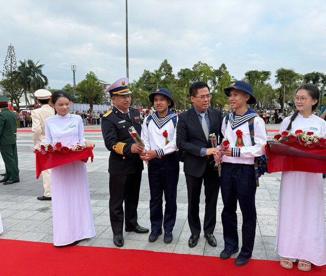Tặng hoa cho các tân binh.