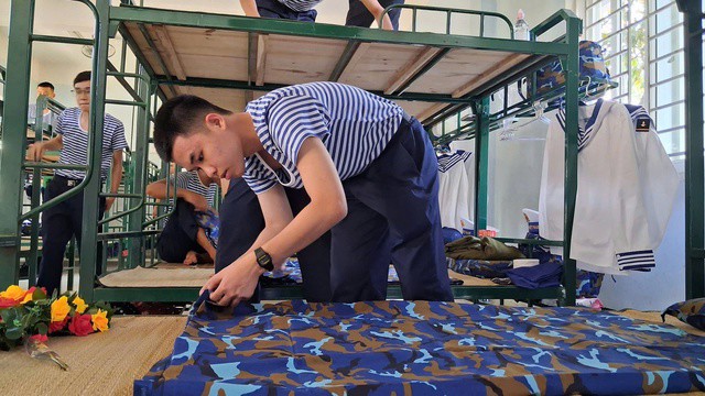 Tân binh nhanh chóng thuần thục kỹ năng gấp xếp nội vụ cá nhân trong môi trường quân đội.