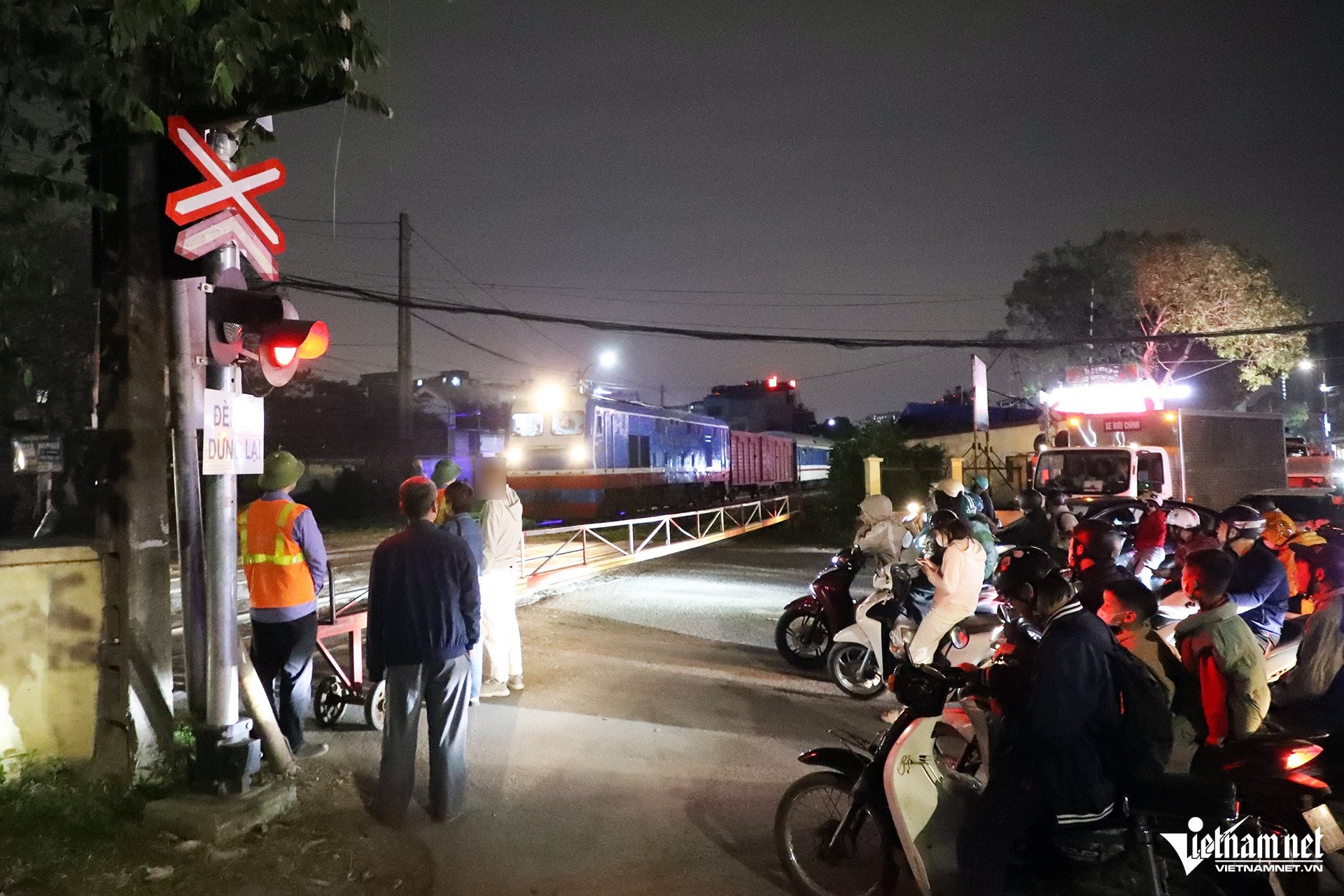 Cố vượt gác chắn đường sắt trong đêm, nhiều tài xế ở Hà Nội bị ghi hình xử phạt - 2