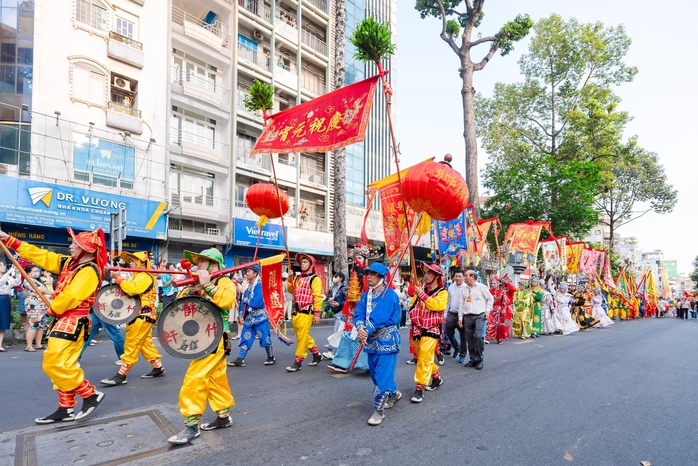 VIDEO: Hơn 1.000 người tham gia Tết Nguyên tiêu 2026 tại khu Chợ Lớn - 3