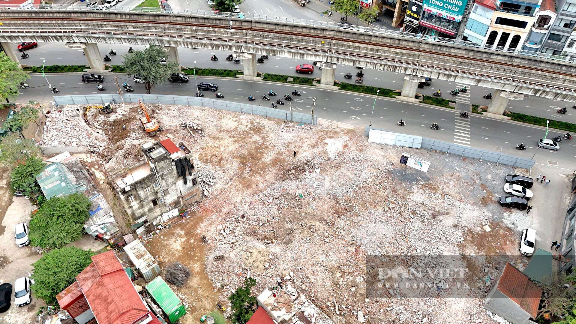 Theo ghi nhận của PV Dân Việt vào ngày 3/3 tại công trường thi công đường Vành đai 2,5 đoạn từ đường Cầu Giấy đến Khu đô thị Cầu Giấy, hàng chục máy móc cùng các công nhân đang hoạt động hết công suất để phá dỡ các công trình nhà ở để hoàn trả mặt bằng cho việc thi công.