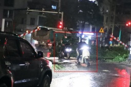 Cố vượt gác chắn đường sắt trong đêm, nhiều tài xế ở Hà Nội bị ghi hình xử phạt