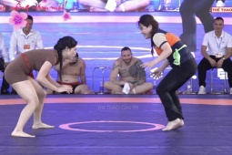 Nữ đô vật bị quấy rối sau trận đấu tại hội vật làng Quậy