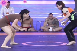 Nữ đô vật bị quấy rối sau trận đấu tại hội vật làng Quậy