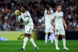 Real Madrid thụt lùi: "Ông trùm" Perez sắm dải ngân hà "rởm" & căn bệnh tự phụ