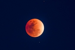 Mặt Trăng đỏ rực trong nguyệt thực toàn phần