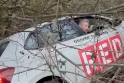 Giáo viên dạy lái say rượu, lái xe lao sang bên đường khi đi đón học viên