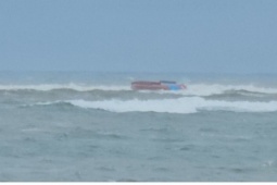 Tàu cá chở 7 người bị sóng đánh chìm khi ra cửa biển Nhật Lệ, Quảng Trị