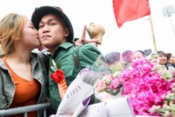 Tân binh bịn rịn chia tay bạn gái, hẹn tổ chức đám cưới sau 2 năm quân ngũ