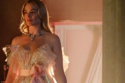 Trang phục nữ chính trong 'Đồi gió hú' 18+ gây tranh cãi