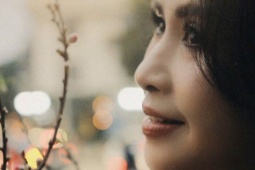 Nữ NSND ở tuổi ngoài 50 khoe nhan sắc với áo dài thêu tay