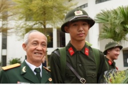 Đại úy 69 tuổi xúc động tiễn cháu nội lên đường nhập ngũ tại Hà Nội