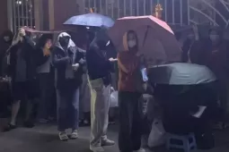 Giải mã 'cơn sốt' đội mưa xuyên đêm chờ đăng ký cho con vào lớp 10