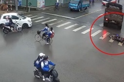 Xe tải tông xe máy điện, hai bà cháu thương vong