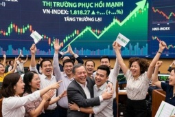Chứng khoán ngày 4-3: Rơi tự do gần 50 điểm rồi bật xanh, một cổ phiếu bất ngờ “tím lịm”