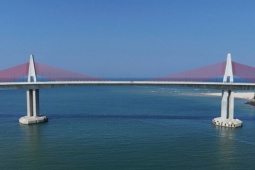 Cận cảnh cầu vượt biển dài nhất miền Trung đang chờ thông xe ở Huế