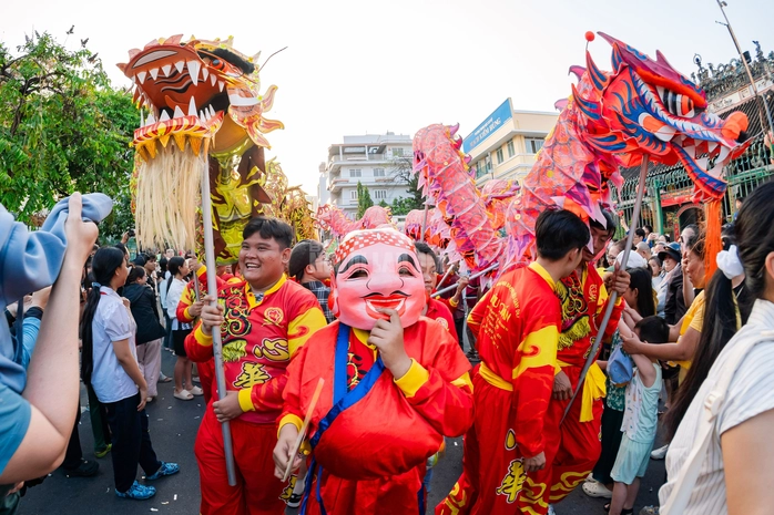 VIDEO: Hơn 1.000 người tham gia Tết Nguyên tiêu 2026 tại khu Chợ Lớn - 32