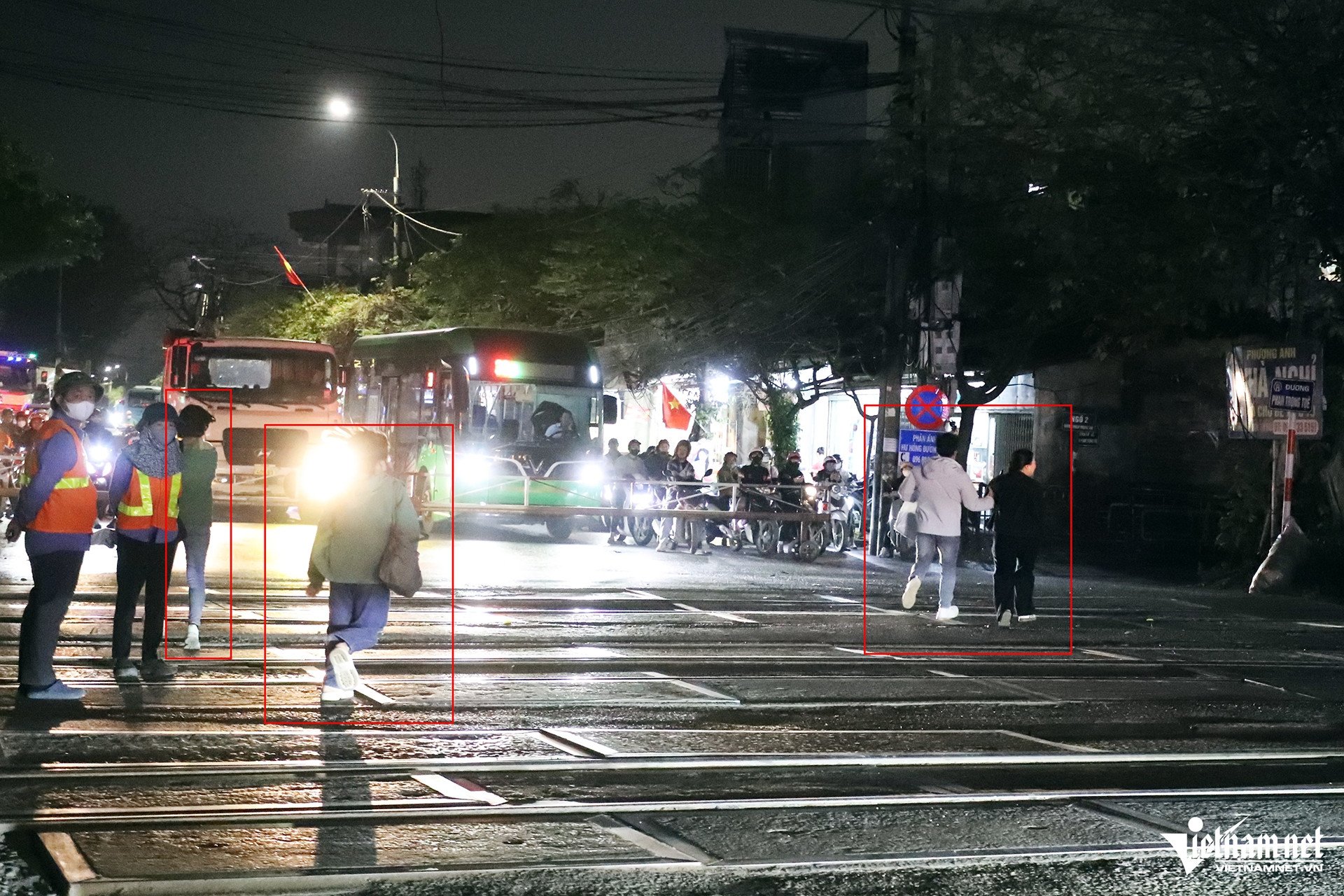 Cố vượt gác chắn đường sắt trong đêm, nhiều tài xế ở Hà Nội bị ghi hình xử phạt - 5