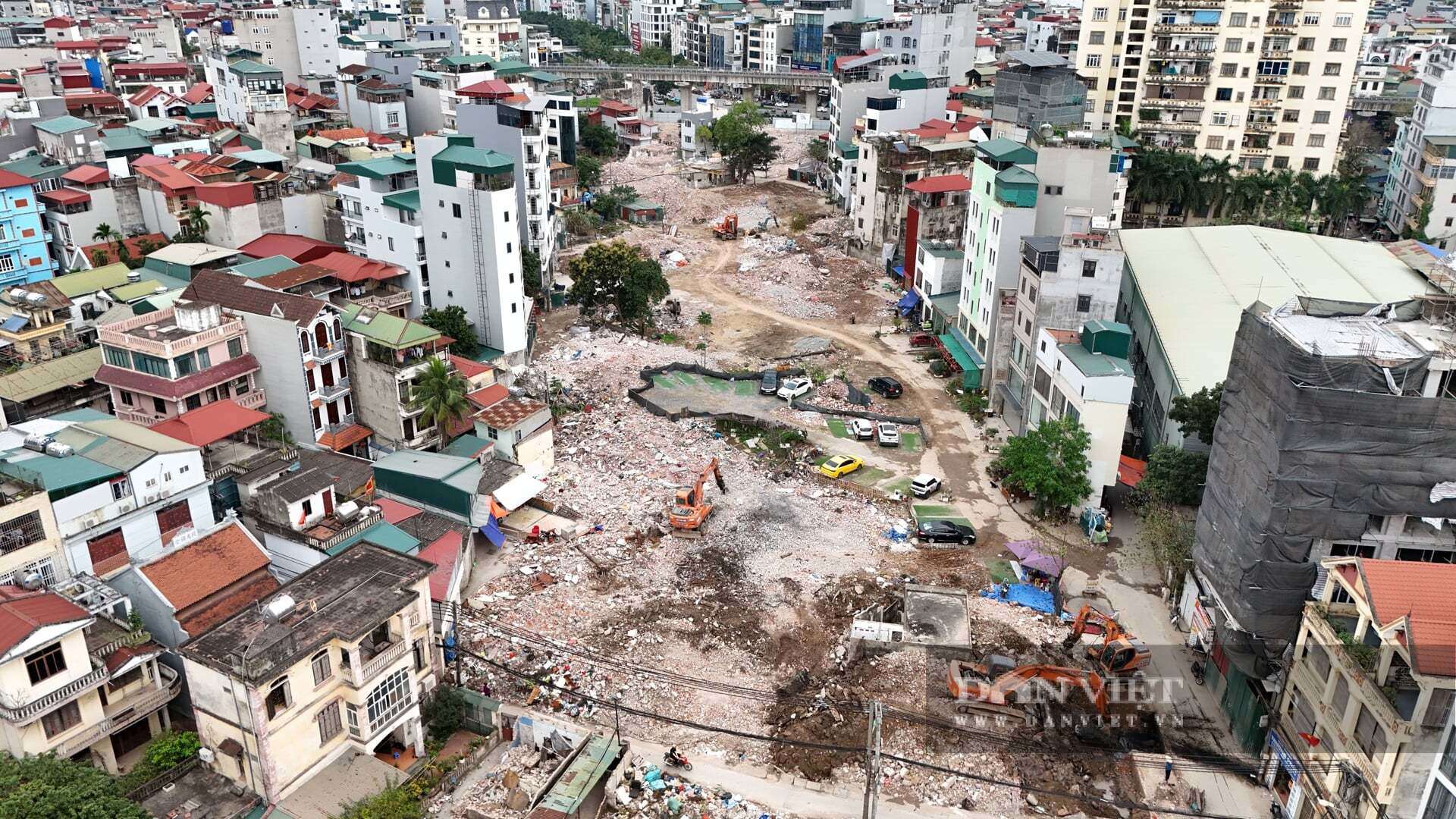 Theo ghi nhận của PV Dân Việt vào ngày 3/3 tại công trường thi công đường Vành đai 2,5 đoạn từ đường Cầu Giấy đến Khu đô thị Cầu Giấy, hàng chục máy móc cùng các công nhân đang hoạt động hết công suất để phá dỡ các công trình nhà ở để hoàn trả mặt bằng cho việc thi công.