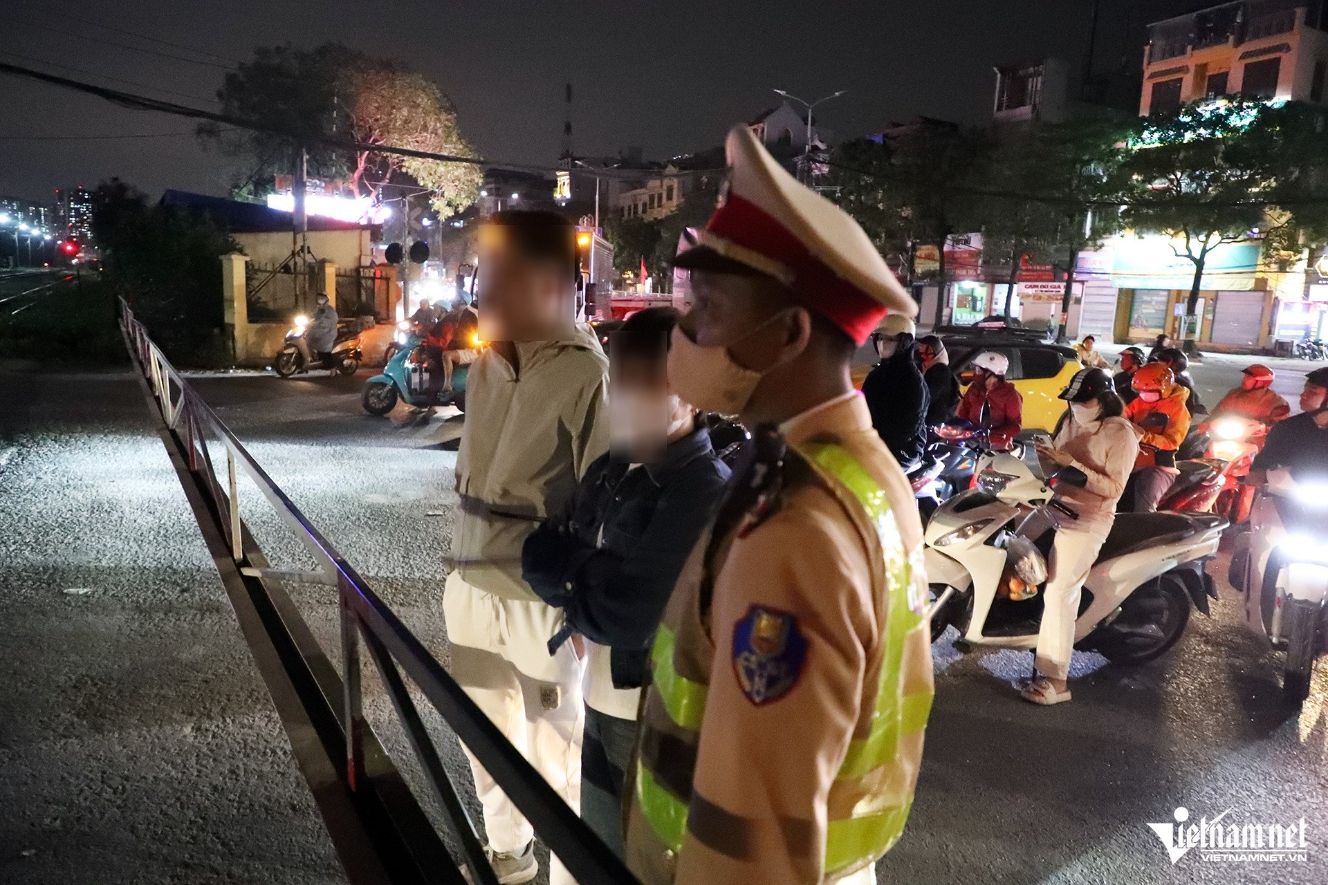 Cố vượt gác chắn đường sắt trong đêm, nhiều tài xế ở Hà Nội bị ghi hình xử phạt - 6