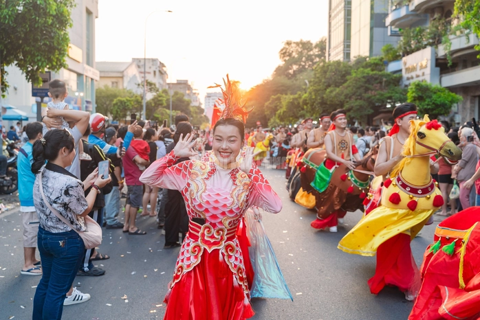 VIDEO: Hơn 1.000 người tham gia Tết Nguyên tiêu 2026 tại khu Chợ Lớn - 5