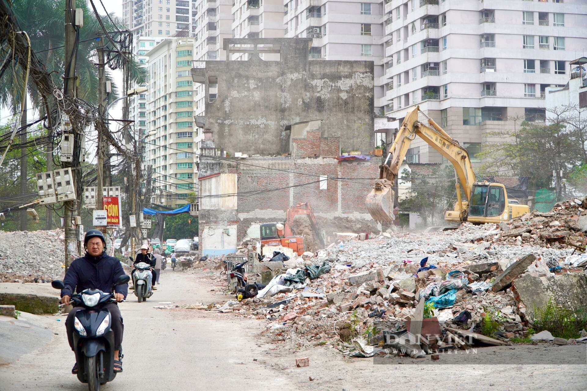 Người thu mua phế liệu tranh thủ thu gom sắt thép, vật liệu còn lại sau khi các công trình trong diện giải tỏa bị phá dỡ tại khu vực dự án đường Vành đai 2,5.