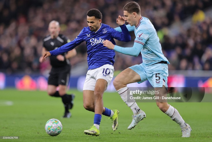 Everton dồn ép đối thủ trong hiệp một