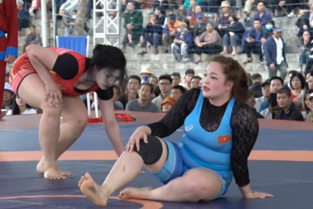 Đỉnh cao vật hội làng: Hot girl Anh Thơ so tài chuyên gia "săn trai làng" Anh Thư